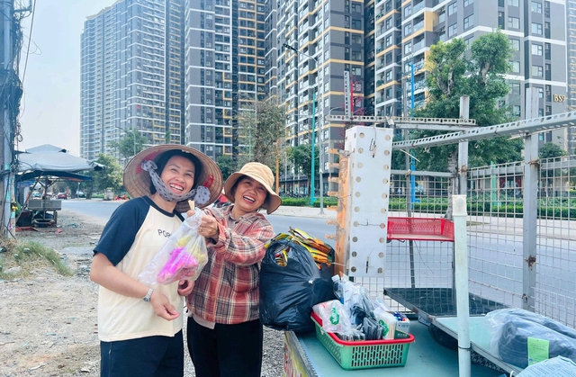 In Ho Chi Minh City, ‘nomadic’ vendors trail construction boom, following workers from site to site - Ảnh 1.