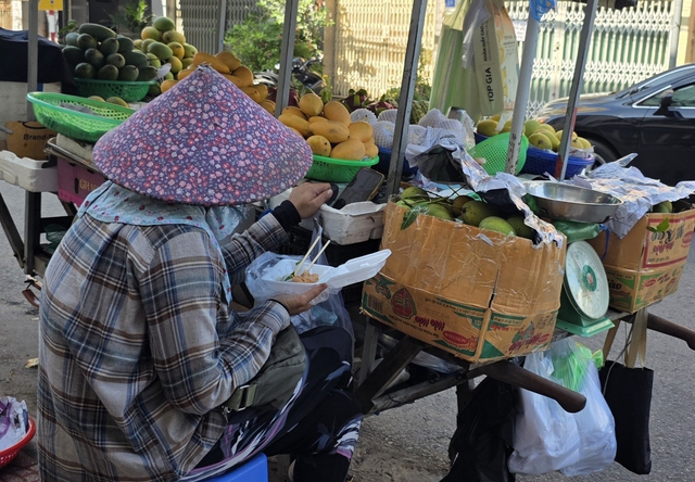 In Ho Chi Minh City, ‘nomadic’ vendors trail construction boom, following workers from site to site - Ảnh 3.