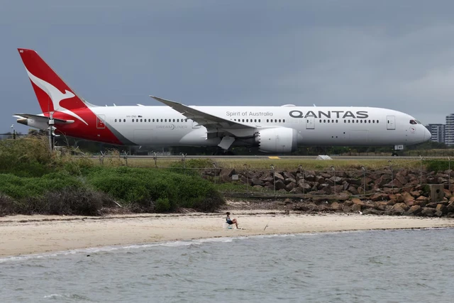 Australia's Qantas extends schedule changes, cuts local capacity through September - Ảnh 1.