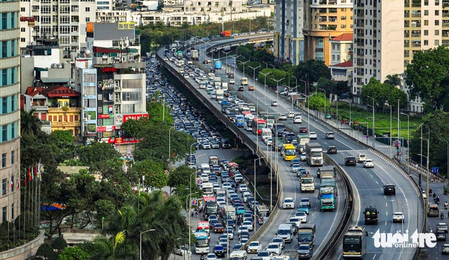 Traffic accidents drop sharply on first day of Vietnam’s Reunification Day holiday- Ảnh 1.