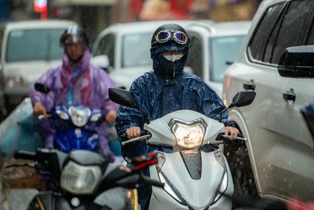 Vietnam braces for hotter May, delayed southern rainy season - Ảnh 1.