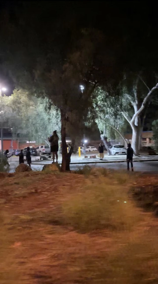 Protesters clash with Australian police after suspected killer of Indigenous girl arrested - Ảnh 1.