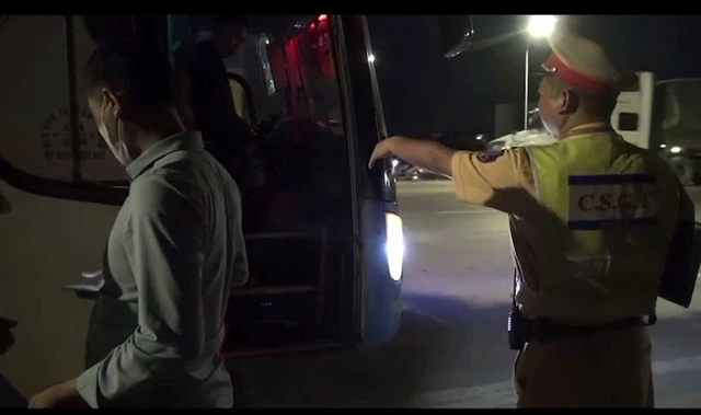 Vietnam police fine 42-seat bus driver, owner over $5,900 for carrying 63 passengers - Ảnh 1.