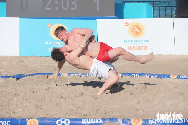 Foreign visitors captivated by international beach wrestling spectacle in Da Nang- Ảnh 1.