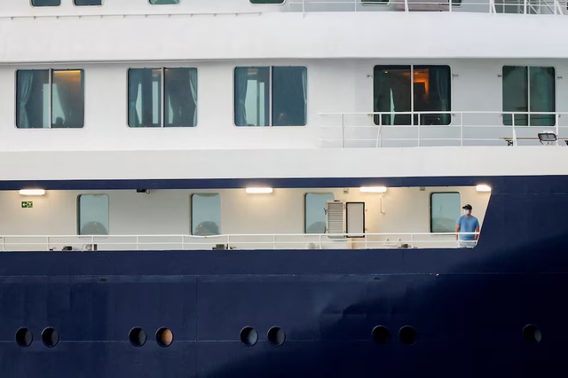 Spanish passengers start disembarkation from ship hit by hantavirus- Ảnh 1.
