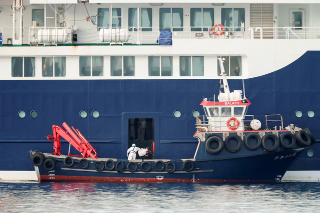 Spanish passengers start disembarkation from ship hit by hantavirus- Ảnh 2.
