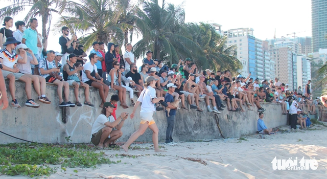 Foreign visitors captivated by international beach wrestling spectacle in Da Nang- Ảnh 3.