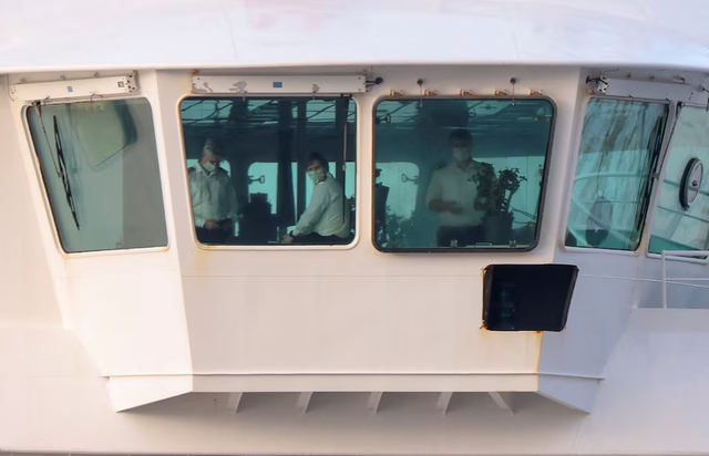 Spanish passengers start disembarkation from ship hit by hantavirus- Ảnh 3.
