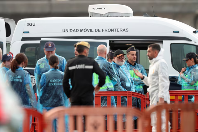 Spanish passengers start disembarkation from ship hit by hantavirus- Ảnh 4.
