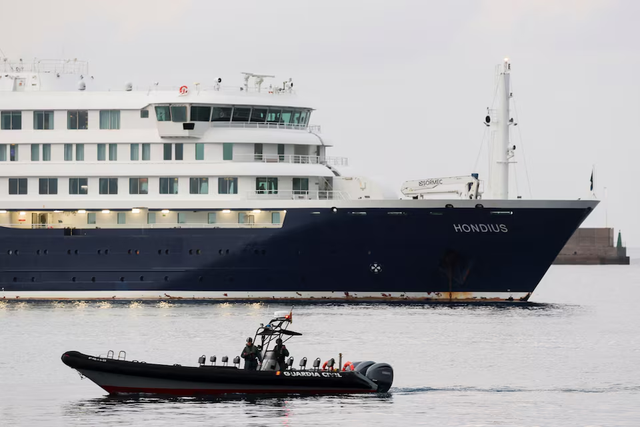 Spanish passengers start disembarkation from ship hit by hantavirus- Ảnh 5.