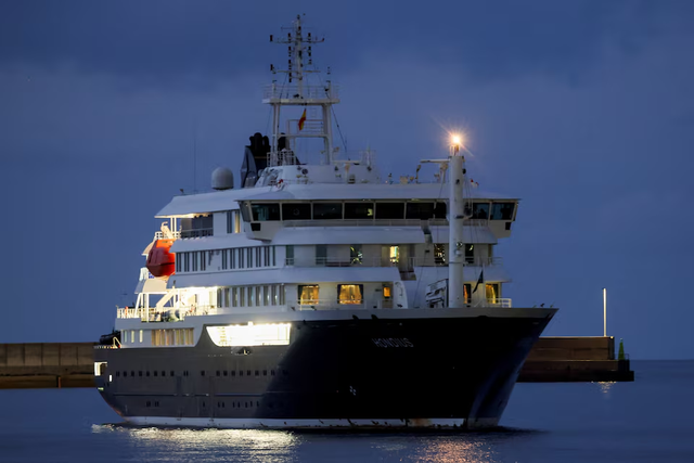 Spanish passengers start disembarkation from ship hit by hantavirus- Ảnh 6.
