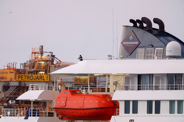 Spanish passengers start disembarkation from ship hit by hantavirus- Ảnh 7.