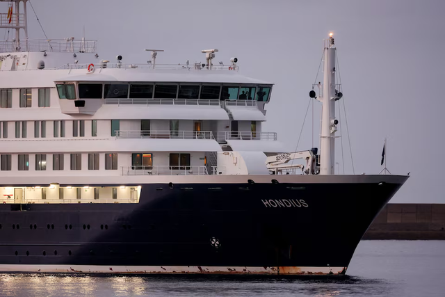 Spanish passengers start disembarkation from ship hit by hantavirus- Ảnh 8.