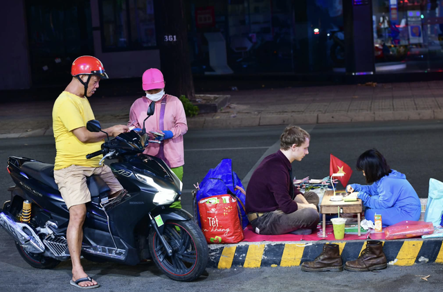 Sidewalk lessons between foreigner and child light up Ho Chi Minh City street- Ảnh 2.