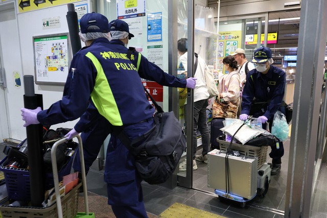 Foreign odor reported on train near Tokyo; woman sent to hospital - Ảnh 1.