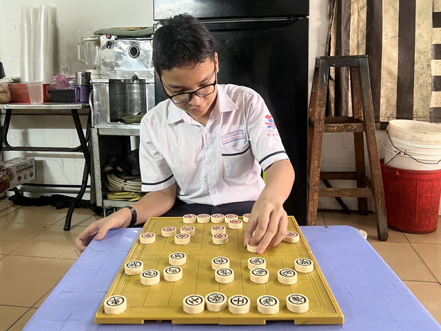 Nam sinh lớp 12 giành huy chương cấp Thành phố sau 10 năm tự học cờ tướng- Ảnh 2.
