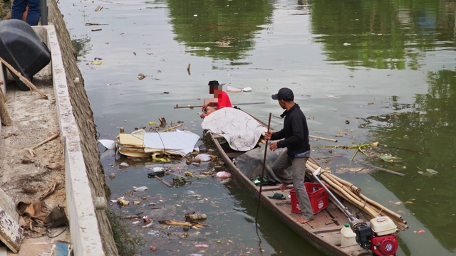 Vietnamese man ordered to retrieve empty beer bottles he dumped in river- Ảnh 1.
