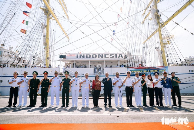 Indonesian navy training ship arrives in Ho Chi Minh City for 4-day visit- Ảnh 4.