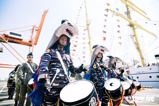 Indonesian navy training ship arrives in Ho Chi Minh City for 4-day visit- Ảnh 2.
