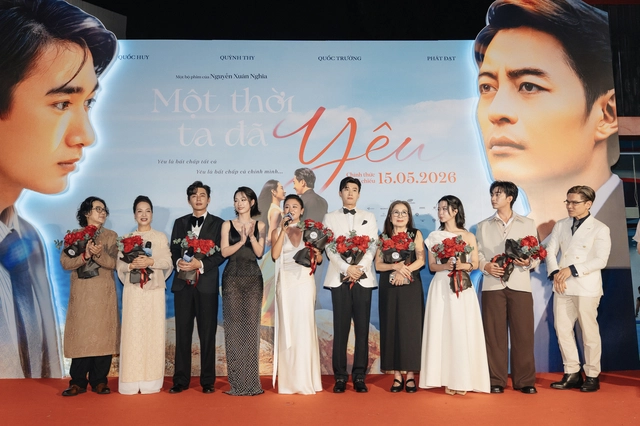 Văn Mai Hương bất ngờ làm điều này tại buổi ra mắt phim Một thời ta đã yêu - Ảnh 1.