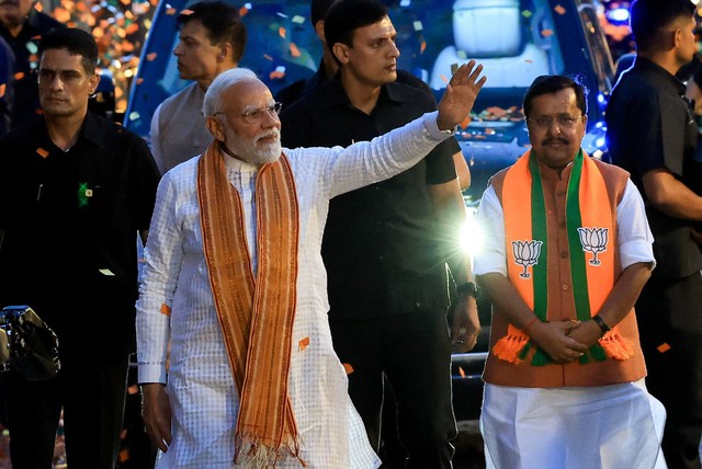 Modi urges limits on fuel use, travel and imports to save forex- Ảnh 1.