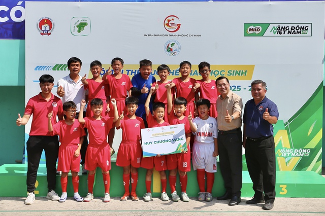 Trường tiểu học Võ Thị Sáu giành huy chương vàng bóng đá nam tiểu học - Ảnh 2.