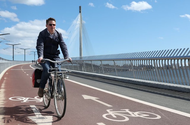 Helsinki's costly cycling push draws crowds - and criticism- Ảnh 1.