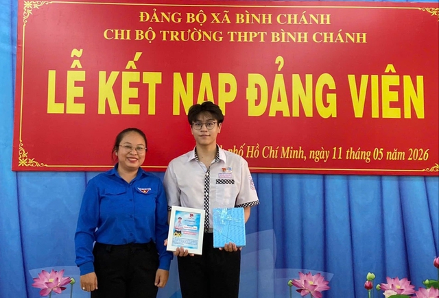 Học sinh Trường THPT Bình Chánh kết nạp Đảng ở tuổi 18- Ảnh 1.