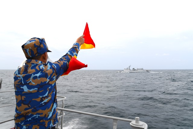 Truyền tin Semaphore và những bí mật hấp dẫn sau lá cờ - Ảnh 1.