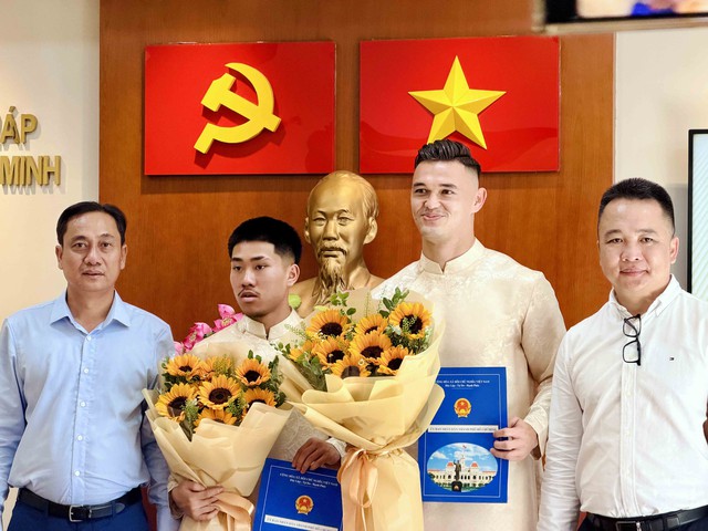 Overseas Vietnamese footballers Patrik Le Giang, Khoa Ngo granted Vietnamese citizenship - Ảnh 1.