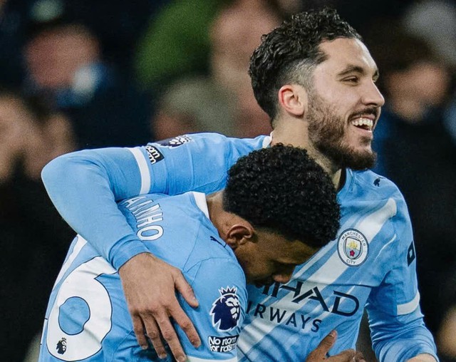 Thắng trận đá bù, Man City theo sát Arsenal - Ảnh 1.