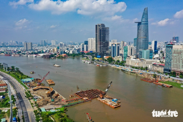 Footbridge across Saigon River races toward National Day completion- Ảnh 11.