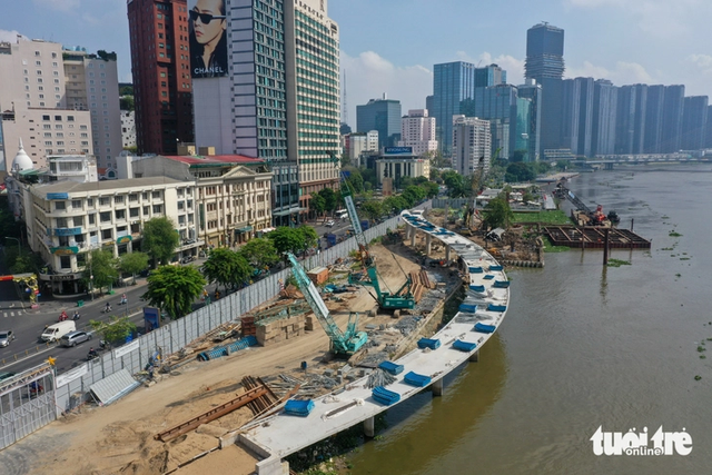 Footbridge across Saigon River races toward National Day completion- Ảnh 6.