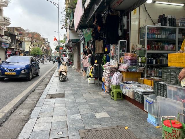 Hanoi weighs sidewalk leasing to boost nighttime economy- Ảnh 1. Hanoi weighs sidewalk leasing to boost nighttime economy- Ảnh 1.