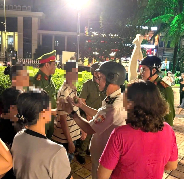 Da Nang cracks down on noisy karaoke singing along Han River - Ảnh 1.
