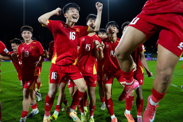 Vietnam U17 football team rewarded with nearly $38,000 after securing 2026 World Cup berth- Ảnh 1.
