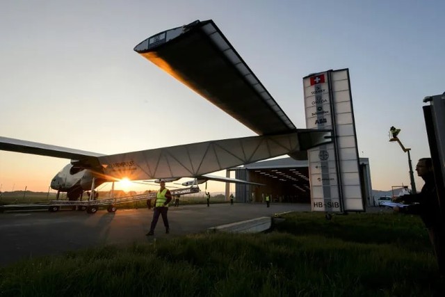 Historic Swiss solar-powered plane crashes into sea- Ảnh 1.