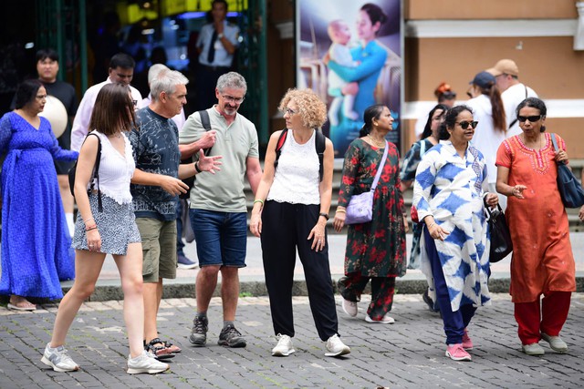 Ho Chi Minh City steps up tourism accommodation checks, including mandatory foreign guest registration - Ảnh 1.