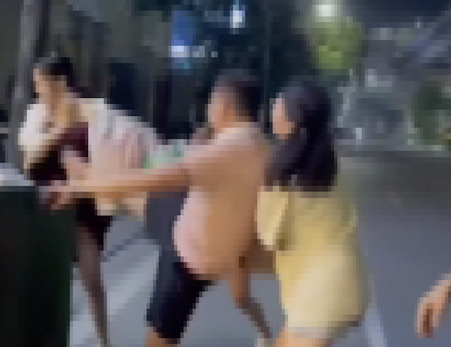 Hanoi police summon group accused of assaulting young woman on street - Ảnh 1.