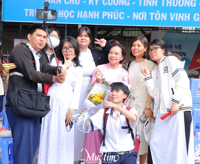 Nam sinh Trường THPT Phan Đăng Lưu cảm ơn bà ngoại tại lễ tri ân và trưởng thành: "Con hứa sẽ sống tử tế" - Ảnh 10.