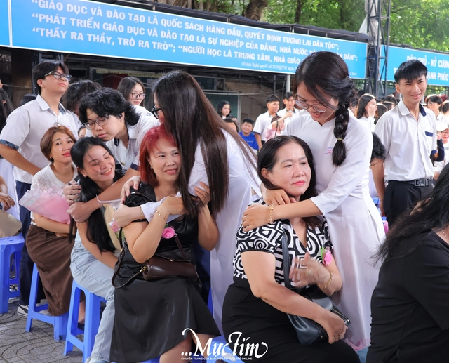Nam sinh Trường THPT Phan Đăng Lưu cảm ơn bà ngoại tại lễ tri ân và trưởng thành: "Con hứa sẽ sống tử tế" - Ảnh 11.