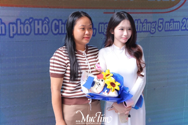 Nam sinh Trường THPT Phan Đăng Lưu cảm ơn bà ngoại tại lễ tri ân và trưởng thành: "Con hứa sẽ sống tử tế" - Ảnh 12.