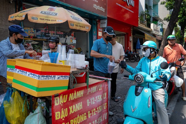 Heatwave fuels booming cooling market in Ho Chi Minh City - Ảnh 1.
