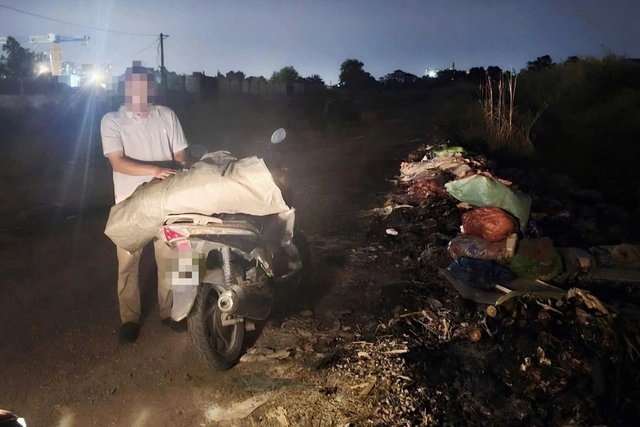 Two fined for illegal dumping in Ho Chi Minh City, ordered to clean up site - Ảnh 1.