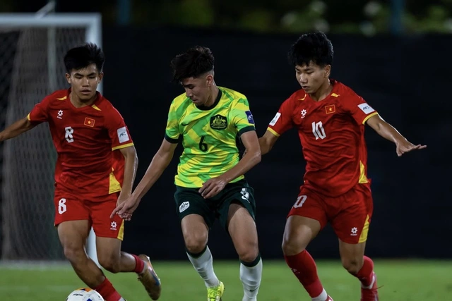 Cổ động viên Đông Nam Á an ủi U17 Việt Nam sau trận thua Úc- Ảnh 1.
