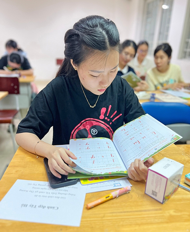 In Vietnam, handwriting classes thrive in time of AI - Ảnh 3.