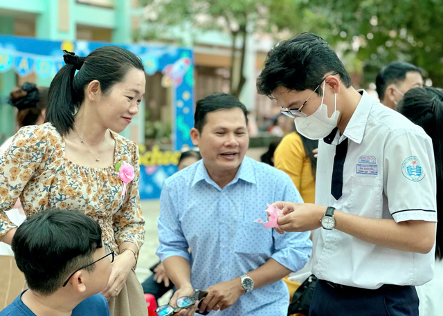 Câu chuyện cảm động của nam sinh lớp 12 Trường THPT Đa Phước tại lễ tri ân và trưởng thành- Ảnh 3.