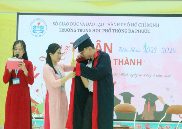 Câu chuyện cảm động của nam sinh lớp 12 Trường THPT Đa Phước tại lễ tri ân và trưởng thành- Ảnh 1.