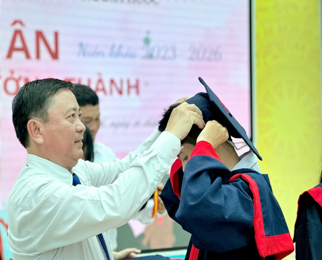 Câu chuyện cảm động của nam sinh lớp 12 Trường THPT Đa Phước tại lễ tri ân và trưởng thành- Ảnh 6.