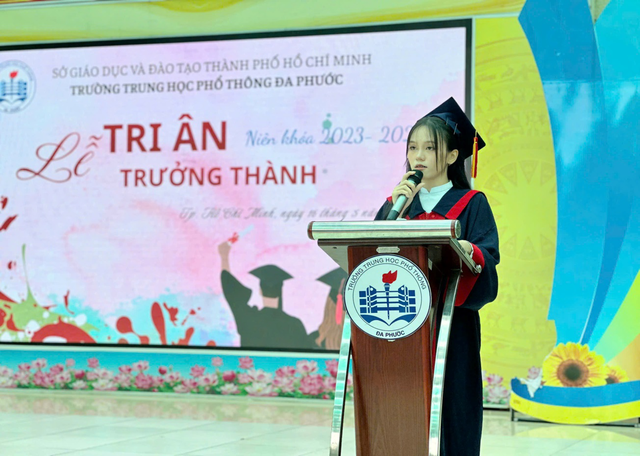Câu chuyện cảm động của nam sinh lớp 12 Trường THPT Đa Phước tại lễ tri ân và trưởng thành- Ảnh 4.